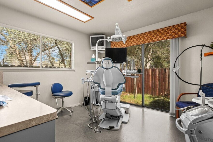 More Photos Of 2081 Victor Ave, Redding Office For Sale