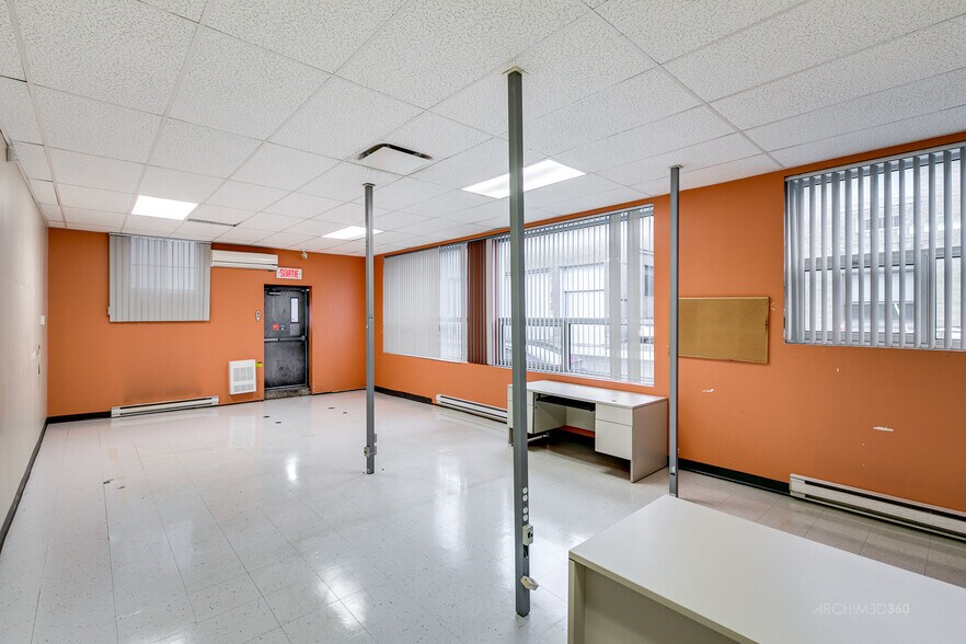 More Photos Of 9850-9852 Rue Verville, Montréal Light Distribution For Sale