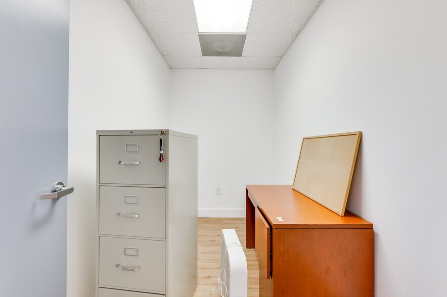 More Photos Of 16945 General Puller Hwy, Deltaville Office For Sale