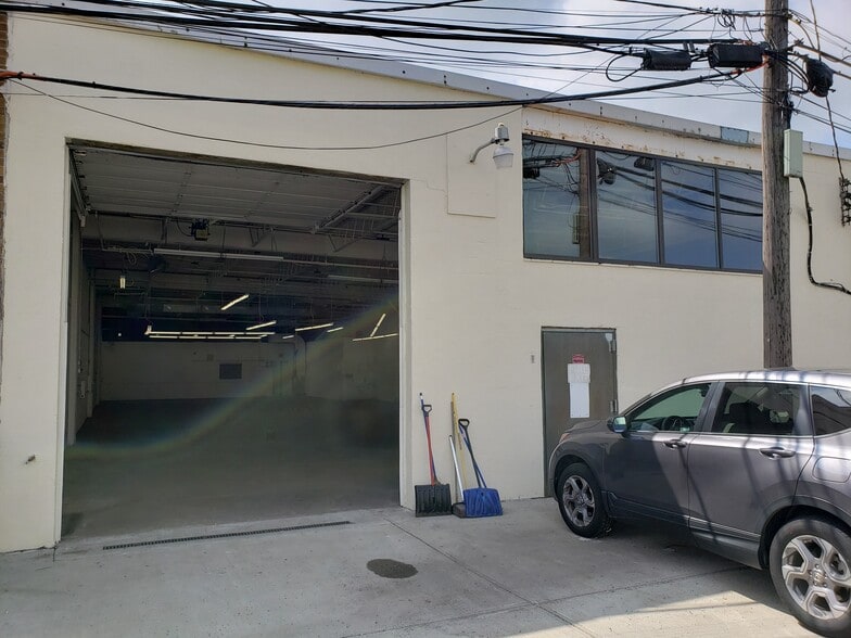 More Photos Of 174-180 Miller Pl, Hicksville Warehouse For Lease
