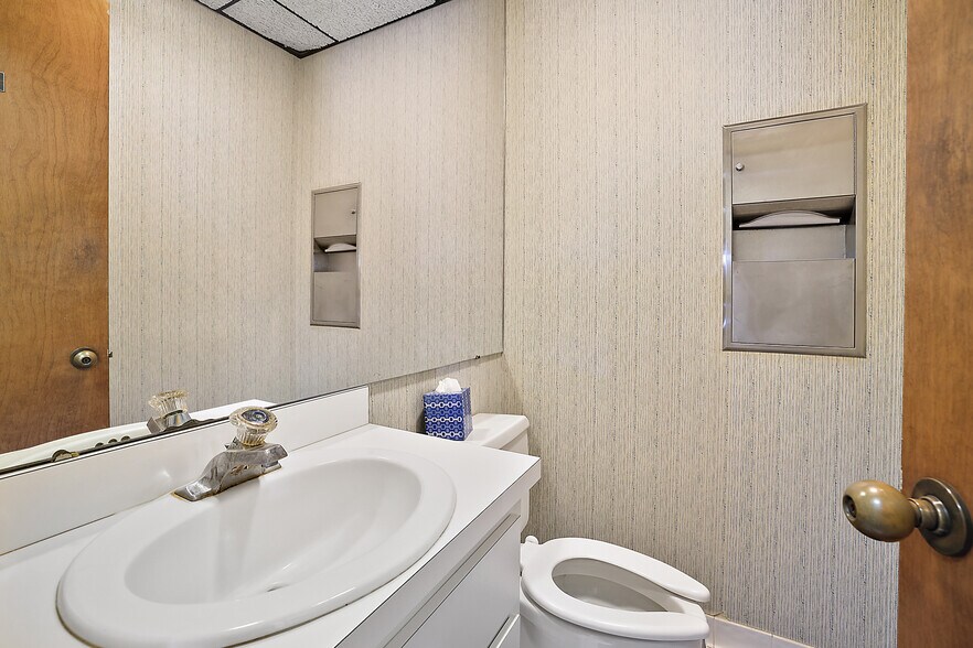 More Photos Of 400 Webster St, Leesburg Office For Lease