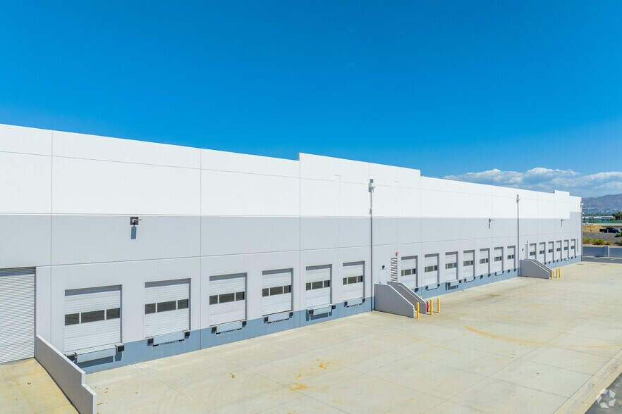 More Photos Of 14530 Innovation Dr, Riverside Warehouse For Lease