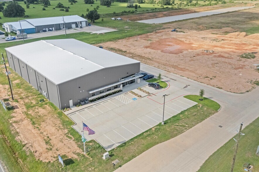 More Photos Of 30011 Binford Park Rd, Waller Warehouse For Lease