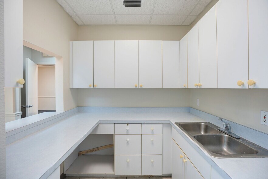 More Photos Of 400 S Tamiami Trl, Venice Medical For Sale