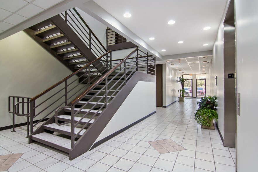 More Photos Of 2020 N Loop Fwy W, Houston Office For Lease