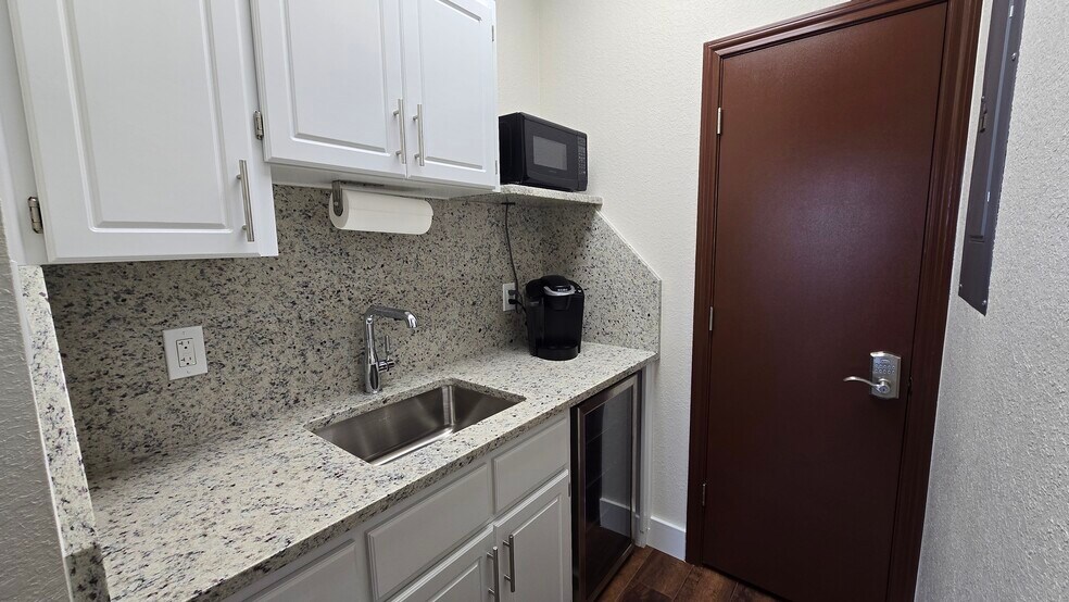 More Photos Of 1 E Central Ave, Temple Office For Lease