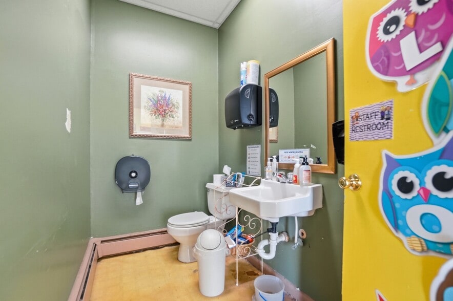 More Photos Of 213 N Broadway St, Spencerville Flex For Sale