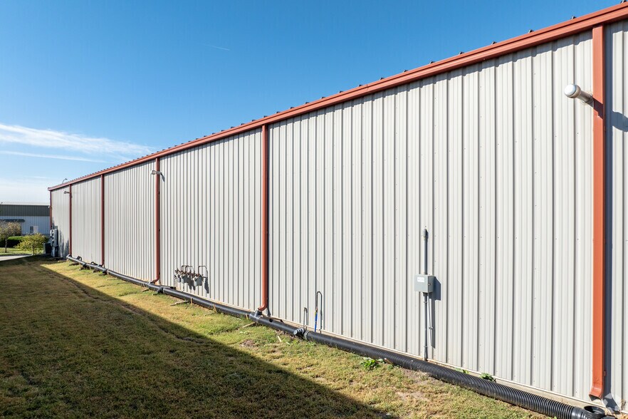 More Photos Of 520 Blue Heron Dr, Lincoln Warehouse For Lease