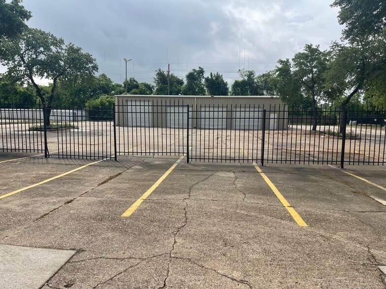 Primary Photo Of 3301 Cypress Creek Pky, Houston Warehouse For Lease