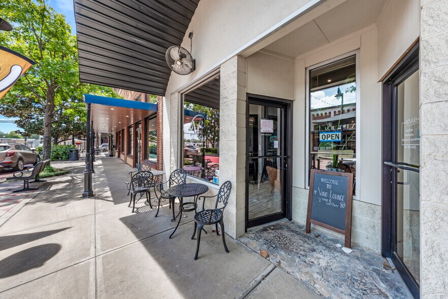 More Photos Of 223 Main St, Sulphur Springs Storefront For Lease