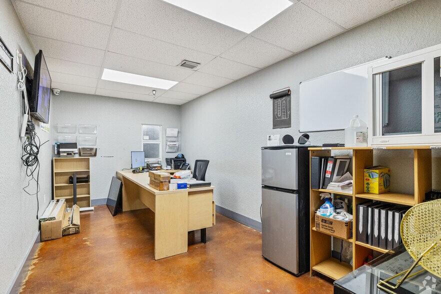 More Photos Of 3320-3350 W 17th Ct, Hialeah Manufacturing For Lease