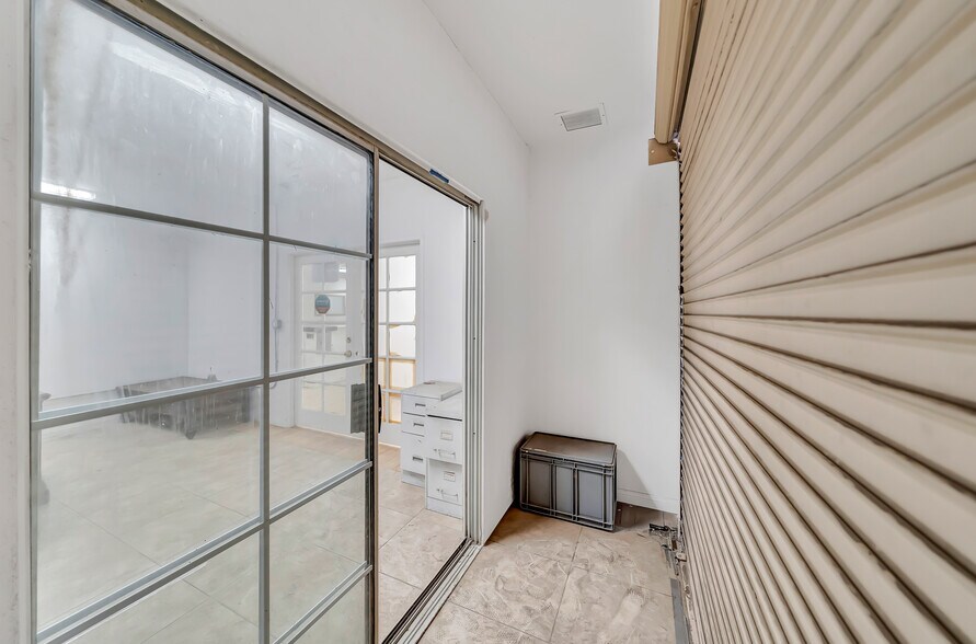 More Photos Of 830 S Main St, Santa Ana Freestanding For Sale