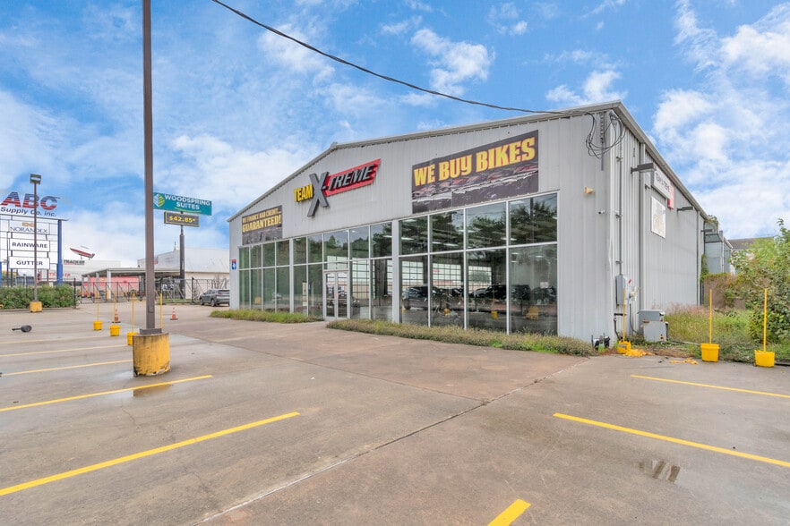 More Photos Of 14902 N Fwy Service Rd, Houston Freestanding For Sale