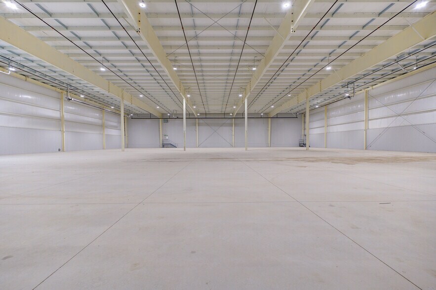 More Photos Of 71 Folsetter Dr, Paris Industrial For Lease