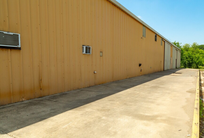 More Photos Of 211 S Austin St, Hutchins Flex For Sale