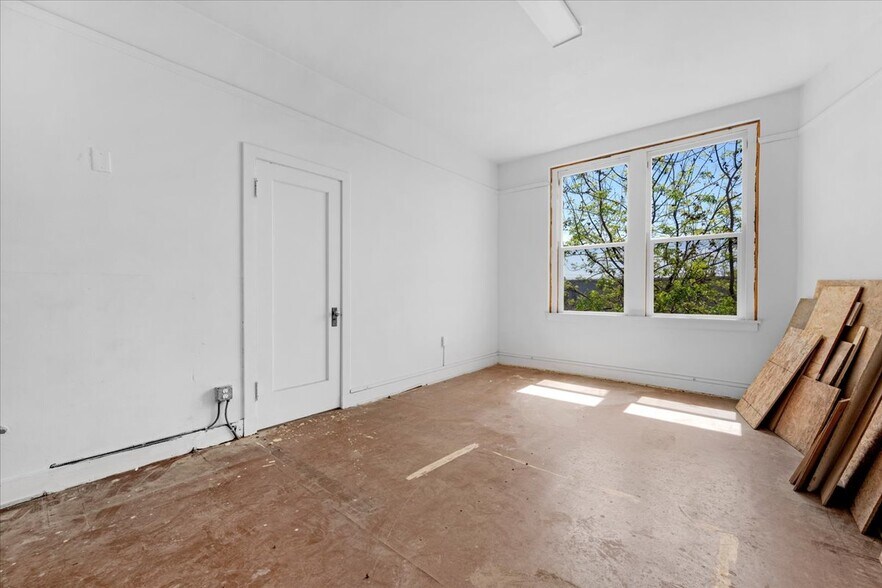 More Photos Of 100 W 7th St, Hanford Storefront Retail Office For Sale