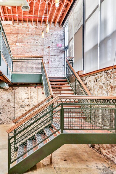 More Photos Of 168 E Highland Ave, Elgin Office For Lease