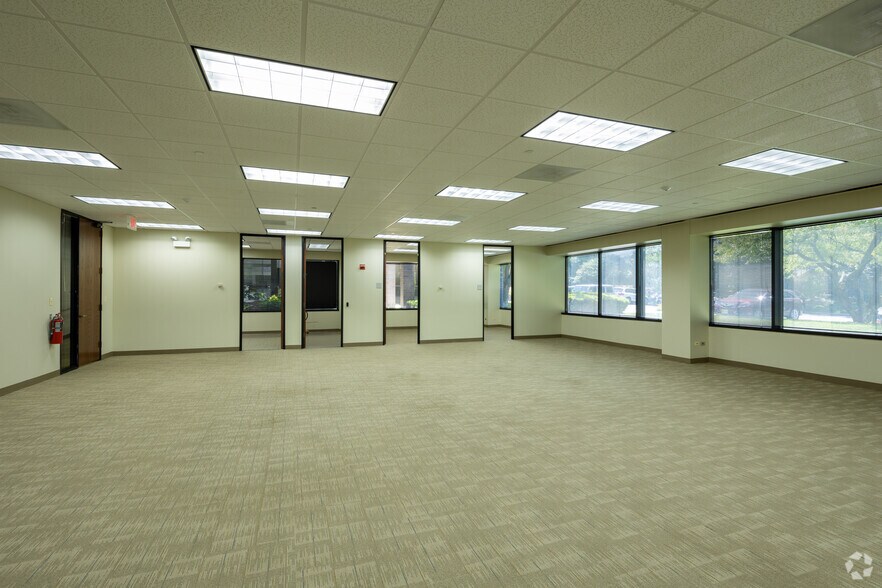 More Photos Of 450-500 E Diehl Rd, Naperville Unknown For Lease