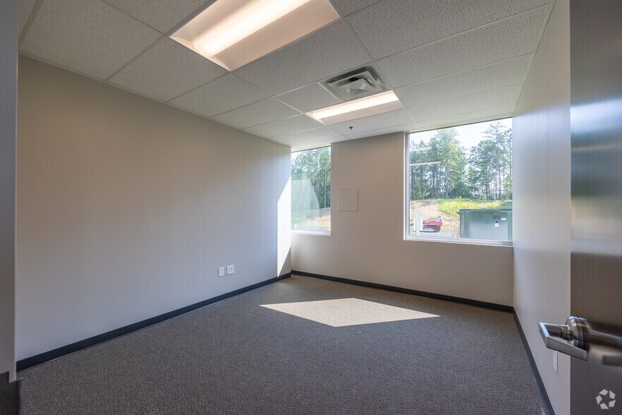 More Photos Of 70 Business Park Ct, Cartersville Distribution For Lease