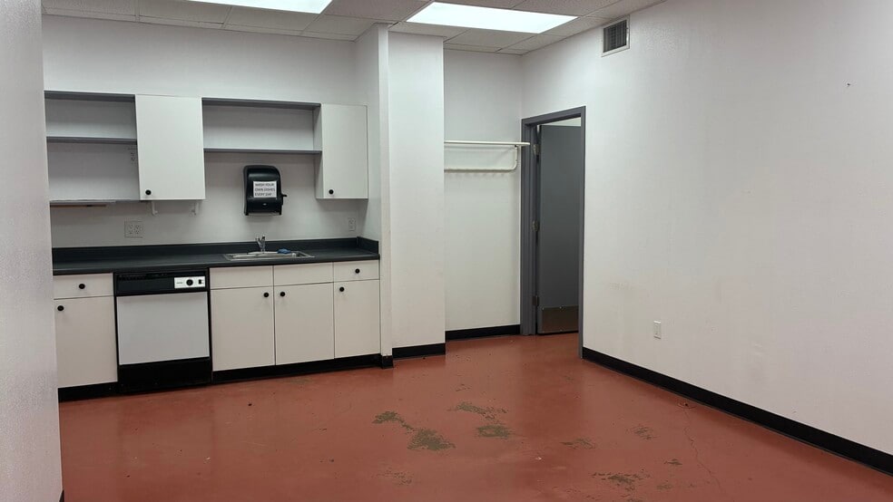 More Photos Of 905 N Harborth Ave, Three Rivers Auto Dealership For Lease
