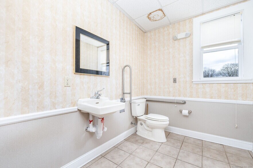 More Photos Of 11 Hayward Ave, Colchester Office For Sale