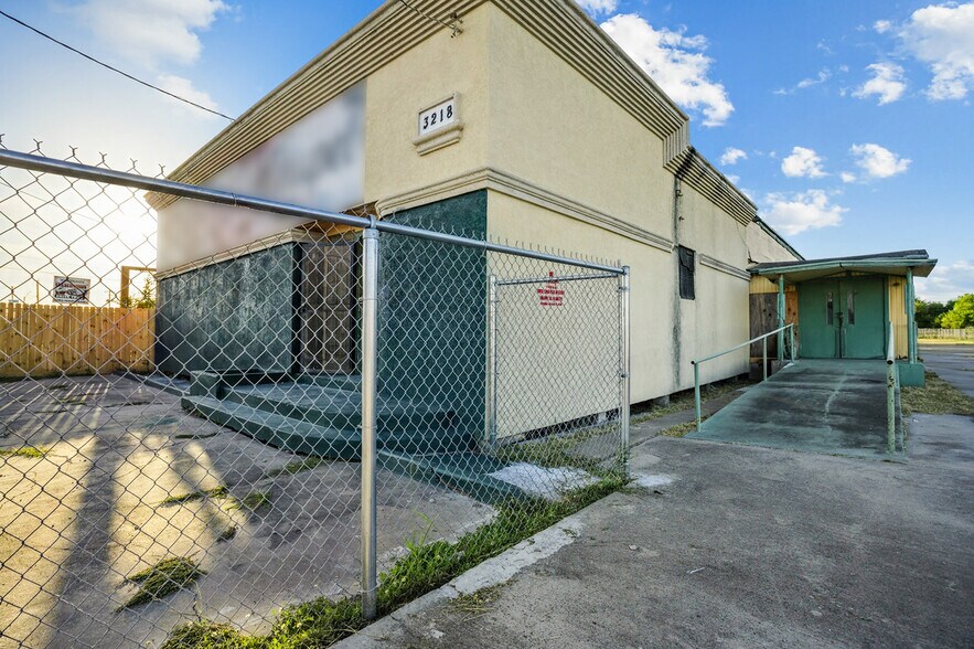 More Photos Of 3210 Leopard St, Corpus Christi General Retail For Sale