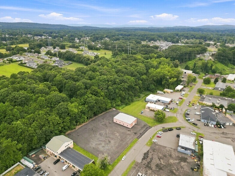 More Photos Of 97 Ramah Cir S, Agawam Auto Repair For Lease