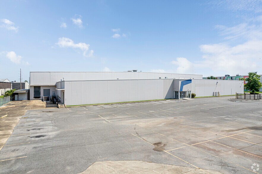 More Photos Of 1000 Elmwood Park Blvd, Elmwood Distribution For Lease