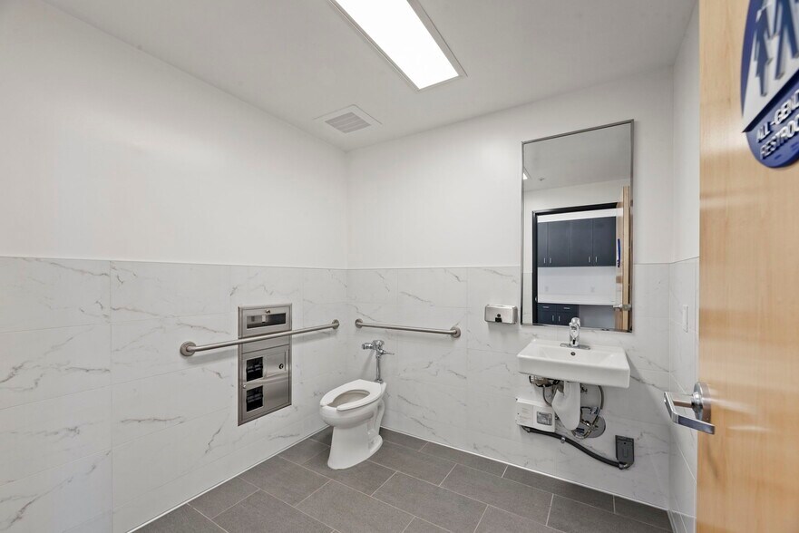 More Photos Of 2301 Santiago Ct, Oxnard Distribution For Sale