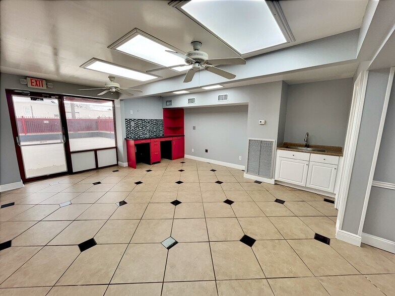 More Photos Of 9333 Alberene Dr, Houston Warehouse For Lease