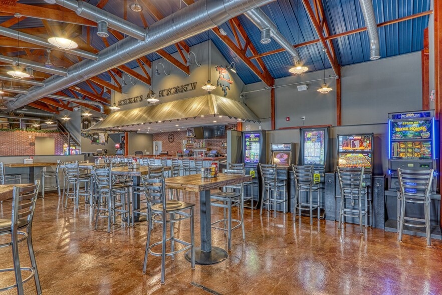 More Photos Of 9971 N Grand Pines Ln, Hayward Restaurant For Sale