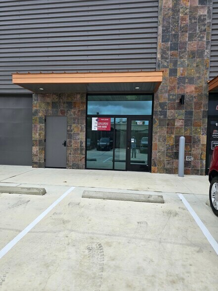 More Photos Of 9850 Huebner Rd, San Antonio Flex For Lease