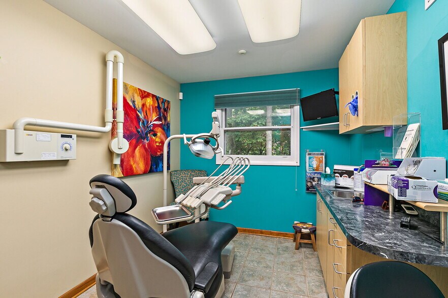 More Photos Of 712 W Main St, West Dundee Medical For Sale