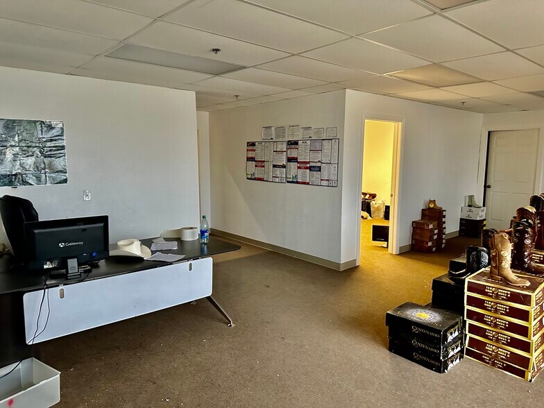 More Photos Of 11330-11334 Gemini Ln, Dallas Warehouse For Sale