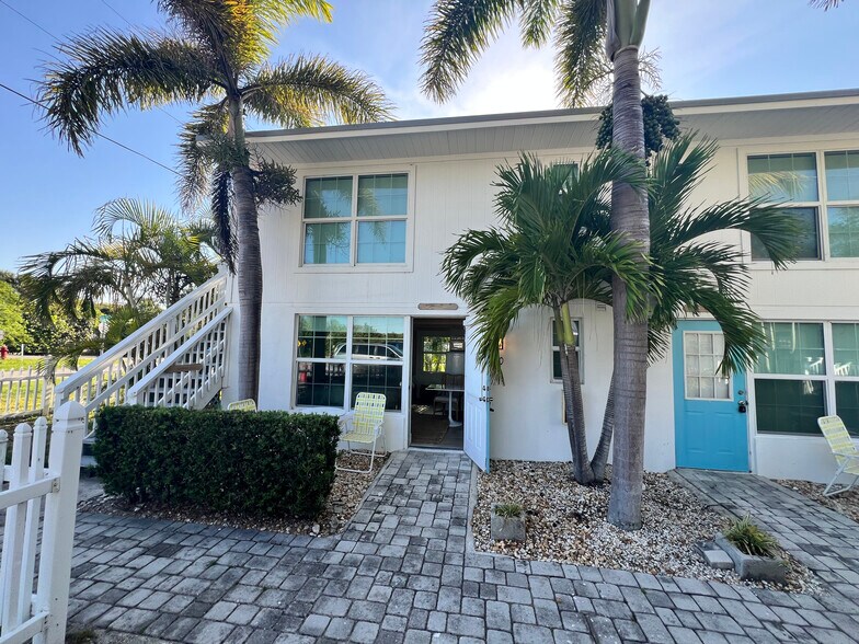 More Photos Of 2502 Tamarind Dr, Fort Pierce Hotel For Sale