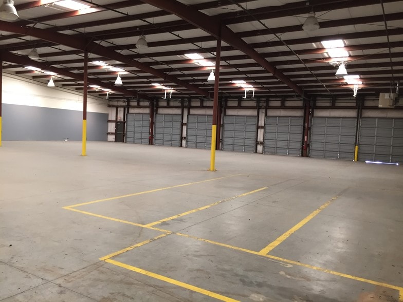 More Photos Of 248 Jacintoport Blvd, Saraland Warehouse For Lease