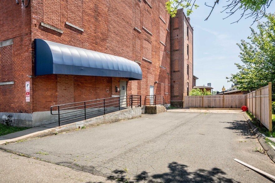 More Photos Of 29 Main St, Hartford Office Residential For Sale