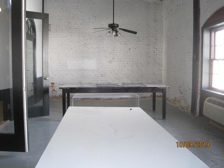 More Photos Of 211 Rankin St, Fayetteville Showroom For Lease