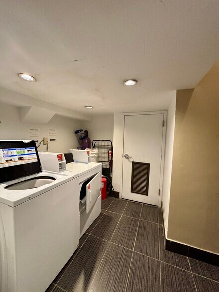 More Photos Of 3461 Vernon Blvd, Astoria Office For Lease