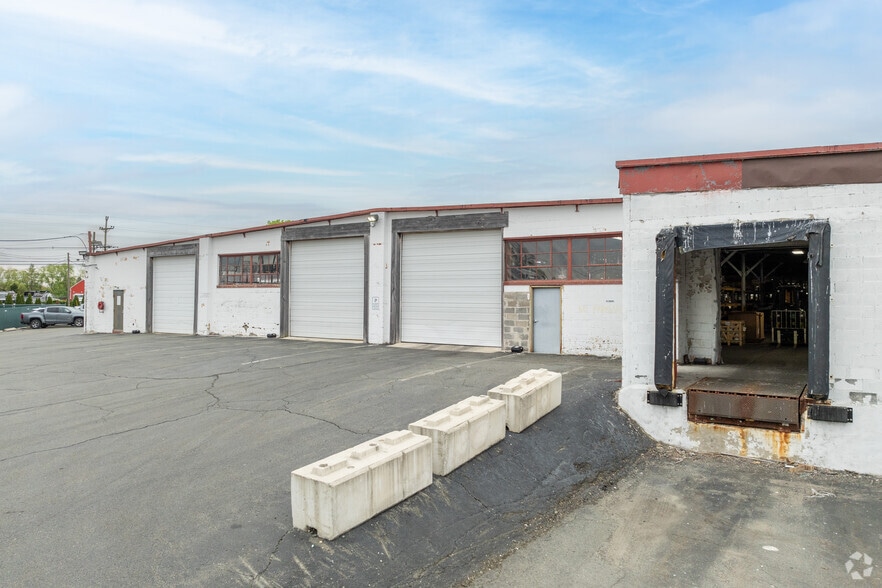 More Photos Of 2424 E State St, Hamilton Warehouse For Lease
