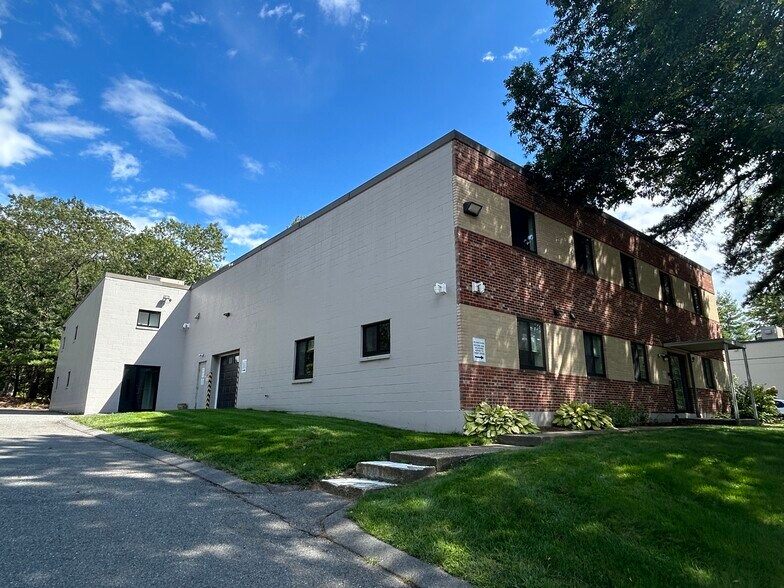 Primary Photo Of 7 Kane Industrial Dr, Hudson Flex For Lease