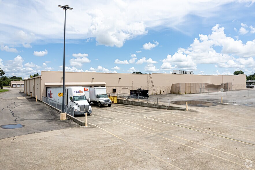 More Photos Of 1229 NW Evangeline Trwy, Lafayette Distribution For Sale