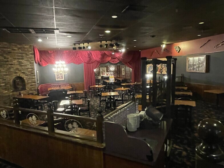 More Photos Of 1001 30th Ave S, Moorhead Restaurant For Sale