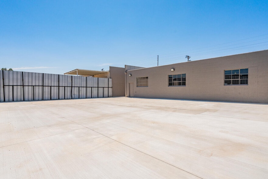 More Photos Of 13755-13761 Saticoy St, Panorama City Warehouse For Lease
