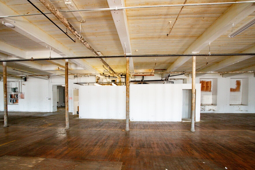 More Photos Of 1 Lewiston St, Fall River Warehouse For Lease