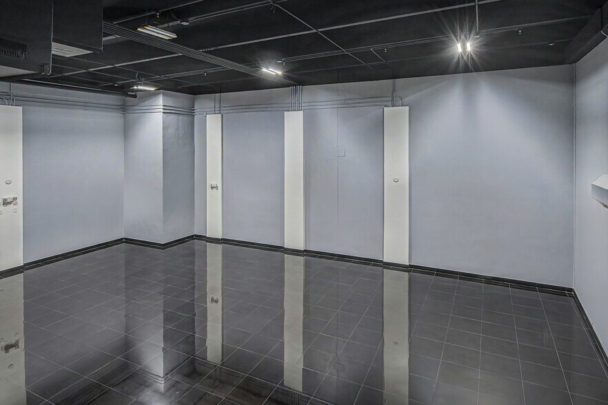 More Photos Of 6030 NW 102nd Ave, Doral Showroom For Sale