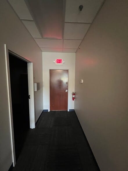 More Photos Of 14701 Cumberland Rd, Noblesville Research And Development For Lease