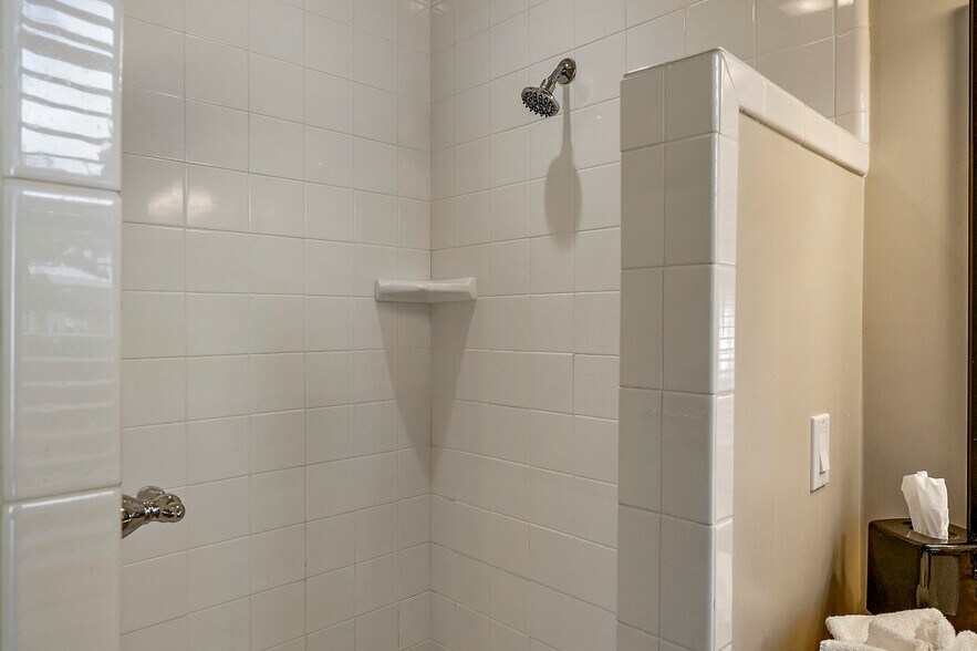 More Photos Of 240 E California St, Jacksonville Hotel For Sale