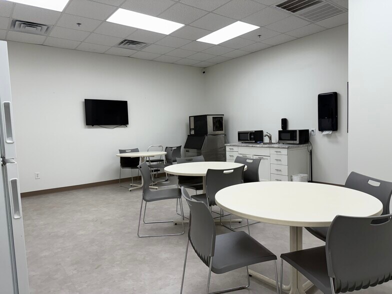 More Photos Of 210 E Lukken Industrial Dr, Lagrange Manufacturing For Lease