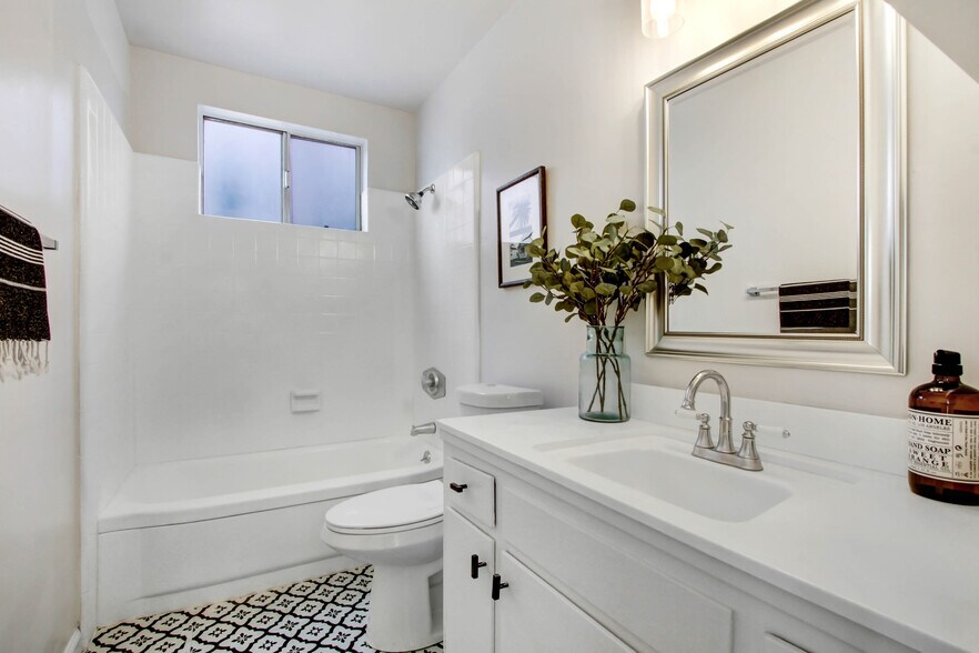 More Photos Of 1045 N Ardmore Ave, Los Angeles Apartments For Sale